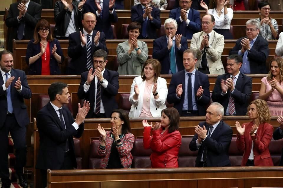 Diputados socialistas felicitan a Sánchez.