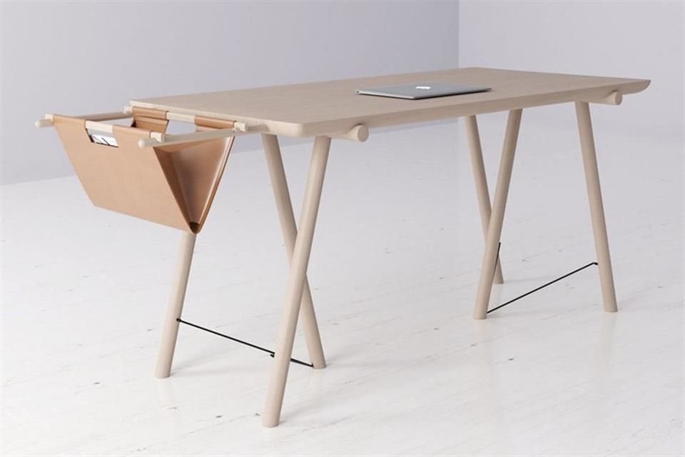 La base de madera del escritorio crea una silueta fuerte y atemporal.