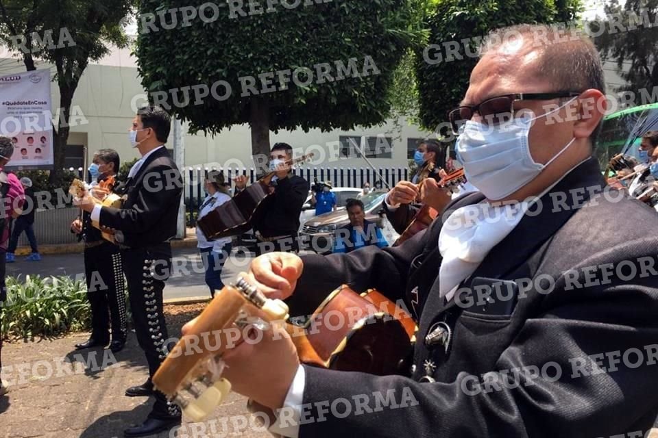 Con esta acción, los mariachis buscan alentar al personal médico.