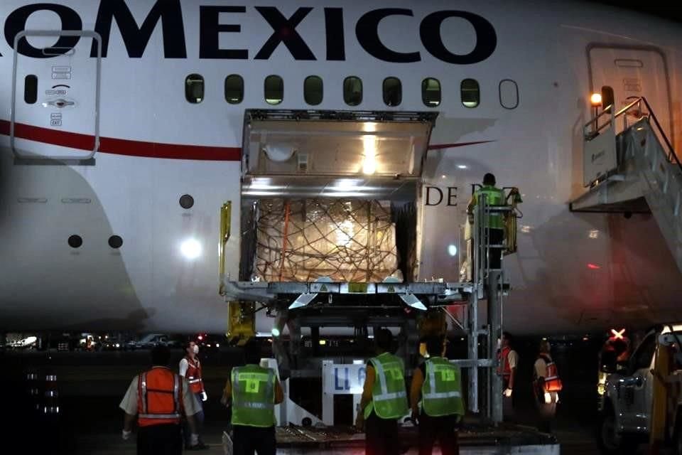 Alrededor de un millón de mascarillas y 800 mil guantes que servirán para proteger a médicos ante Covid-19 arribaron a México procedentes de China.