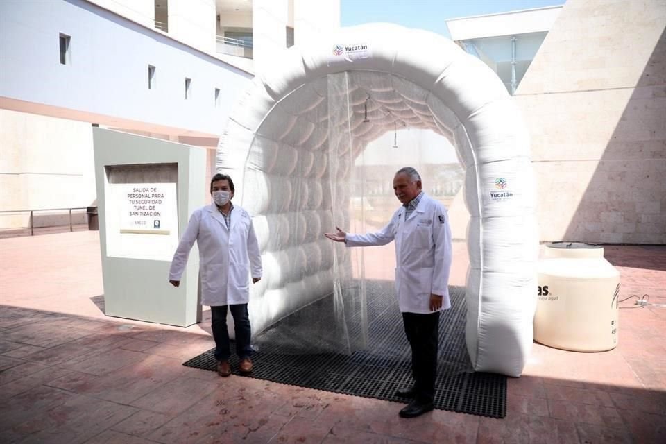 Túnel sanitizante en la entrada de médicos al Hospital Agustín O'Horán.