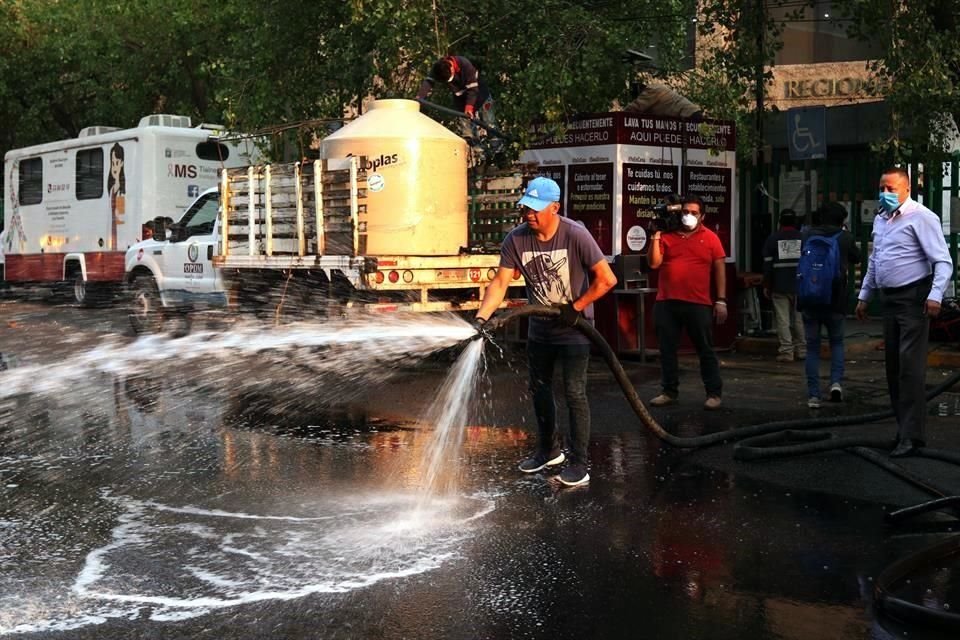 Trabajadores limpiaron limpiaron calles aledañas al hospital con pipas de agua.