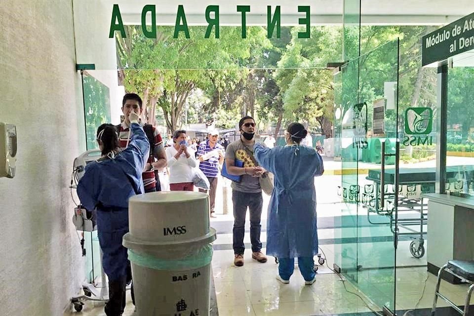 A la entrada de la zona de Urgencias del Hospital de Traumatología de Magdalena de las Salinas los pacientes son revisados por personal méxico.