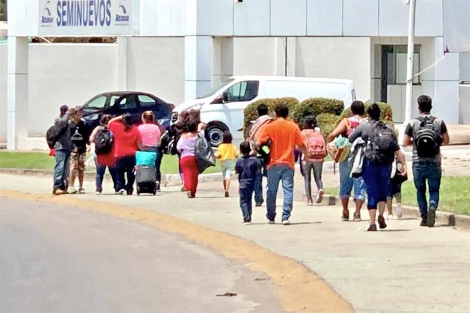 Ayer, el INM abandonó a decenas de migrantes en Tapachula, Chiapas, luego que no pudo deportarlos a su país de origen debido al cierre de la frontera guatemalteca.