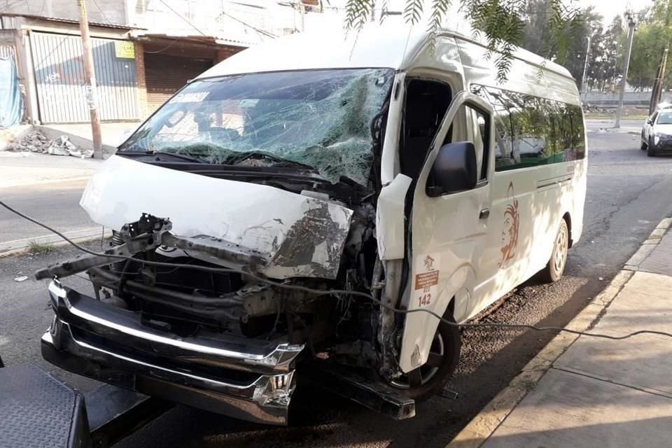 Un conductor fue rescatado de su combi tras al chocar sobre la lateral de Zaragoza, a la altura de República Federal, Colonia Santa Martha Acatitla.