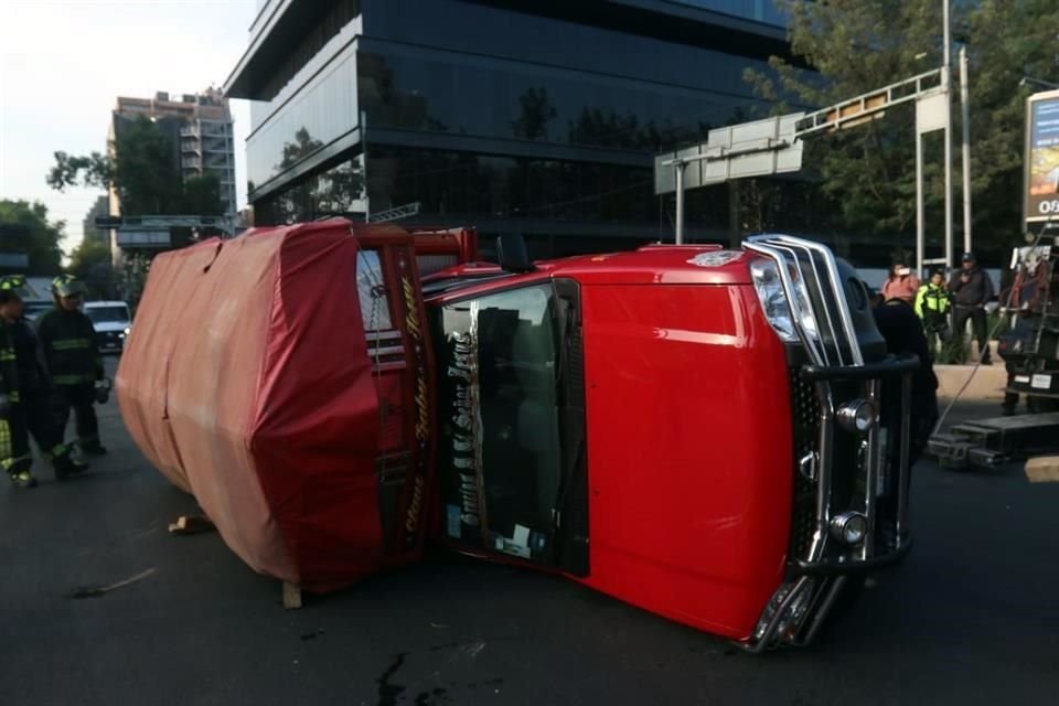 Una camioneta que transportaba fruta volcó en la esquina de Avenida Chapultepec y Monterrey, en la Colonia Roma.