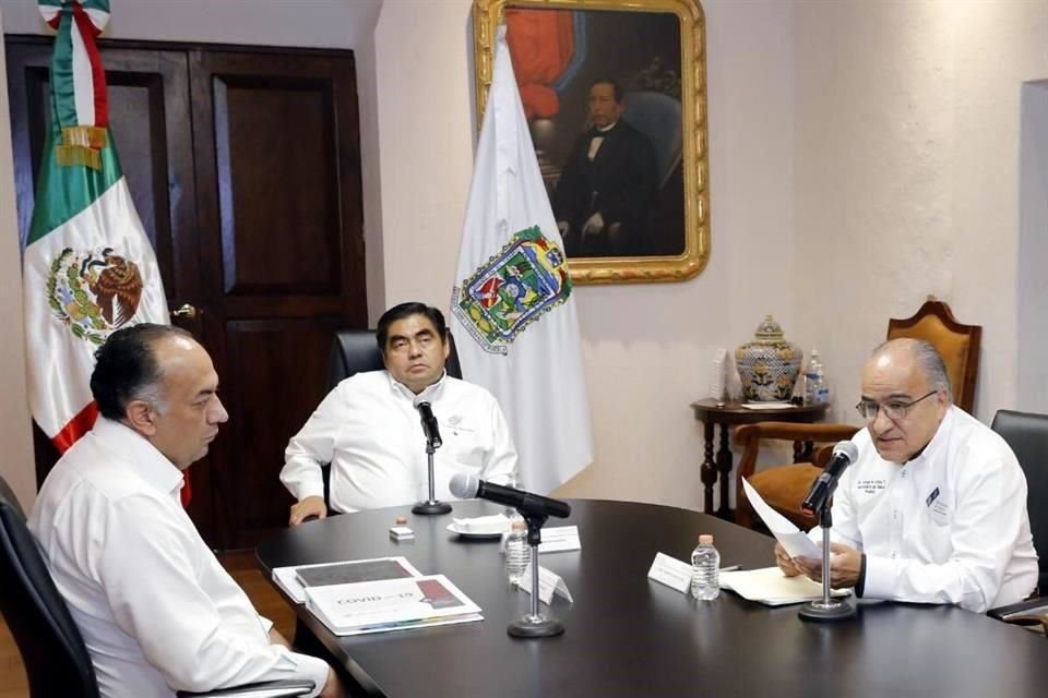 El Gobernador Miguel Barbosa en videoconferencia con autoridades de Gobernación y Salud estatales.