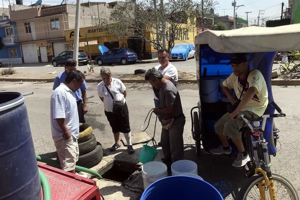 Las tuberías que hay en el subsuelo de Ecatepec son pinchadas por vecinos para que brote agua y así puedan tomarla con cubetas.