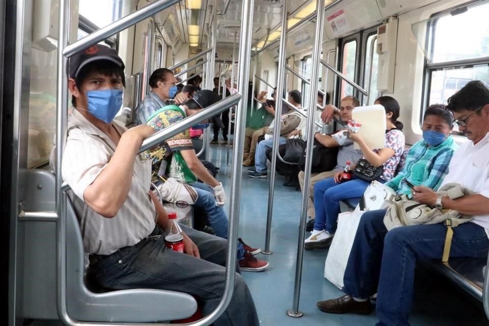 Investigadores de la UNAM analizan la dispersión de gotas de saliva y aerosoles en el Metro, un minisúper y un mercado.
