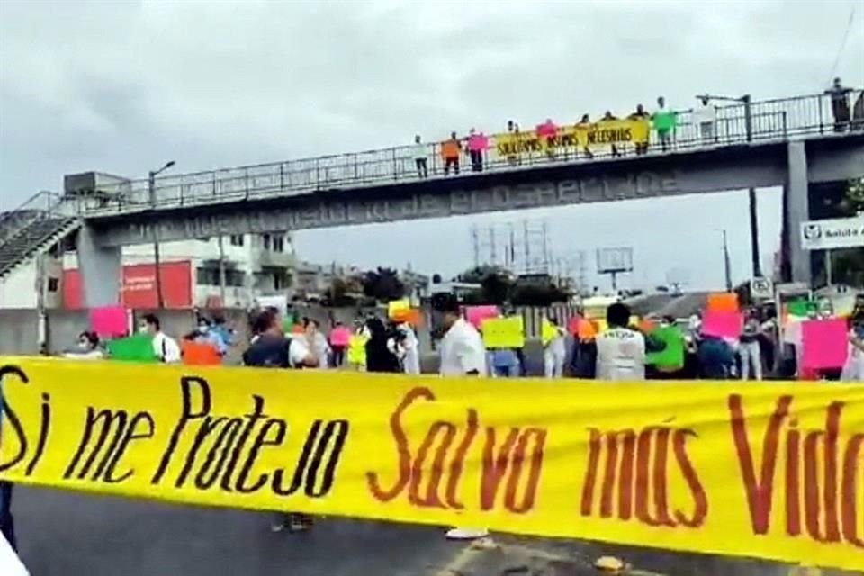 Personal del IMSS encabezó una protesta en el puerto de Veracruz en demanda de insumos médicos para enfrentar la pandemia de Covid-19.