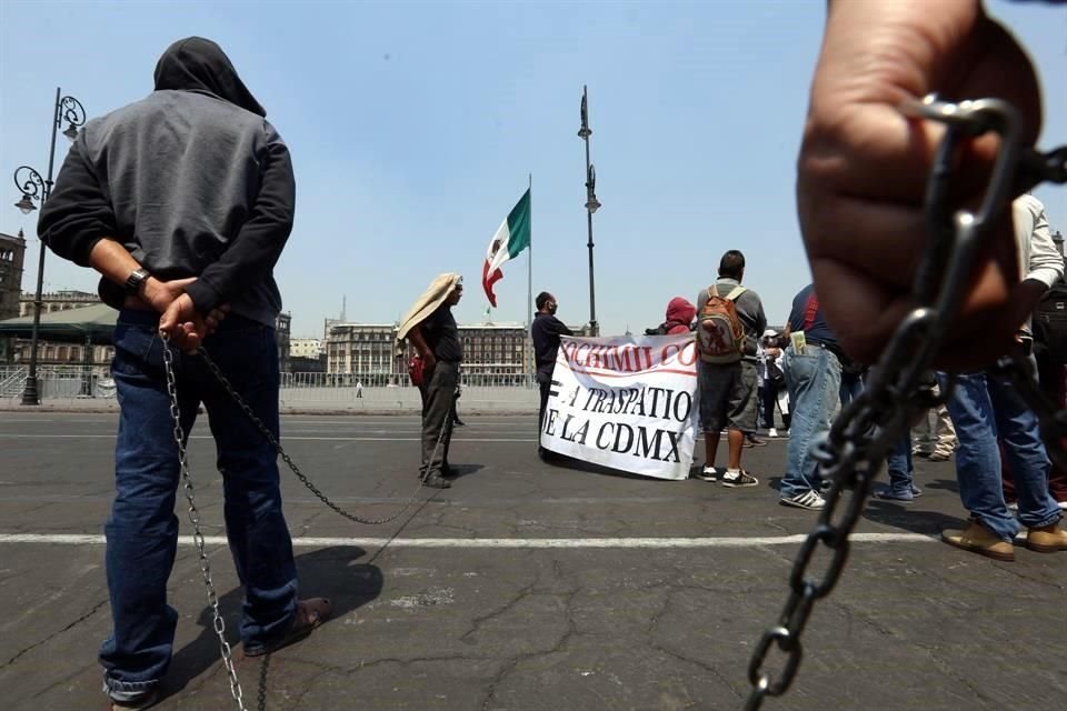 Aspectos de la protesta de agricultores de Xochimilco frente a Palacio Nacional.