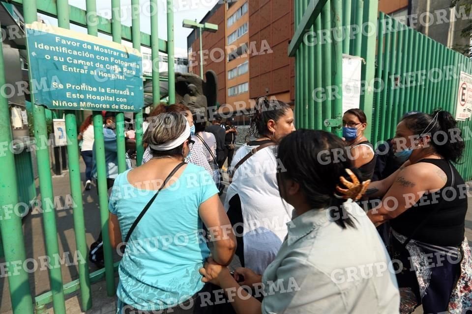 Los familiares lograron abrir la puerta del hospital de Tlatelolco.