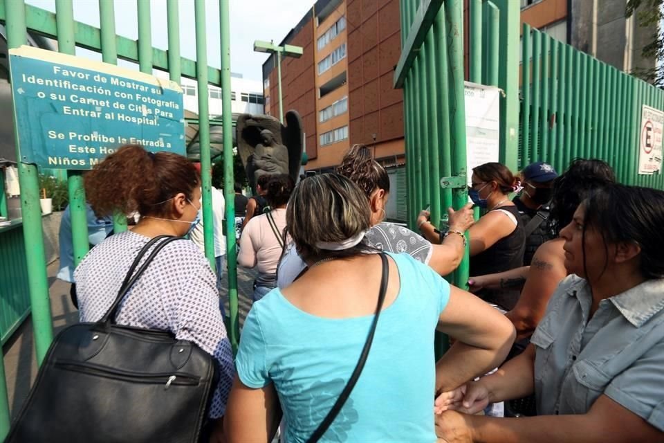 Los familiares lograron abrir la puerta del hospital de Tlatelolco.