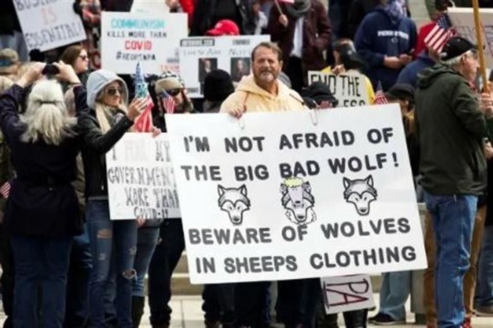 Manifestantes con pancartas en contra del Gobernador de Pensilvania, Tom Wolf