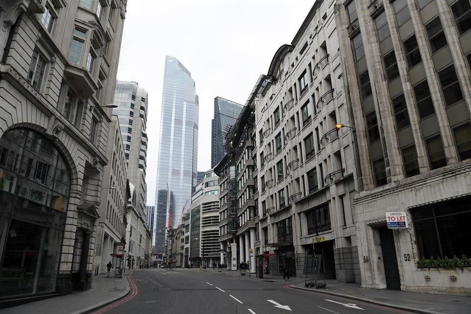 Las calles continúan desoladas en el distrito financiero de Londres.