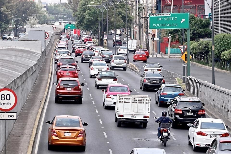 Pese a que la Fase 3 por la pandemia de coronavirus se decretó ayer por la mañana, las calles de la ciudad y el transporte registraron movilidad como de un día casi normal.