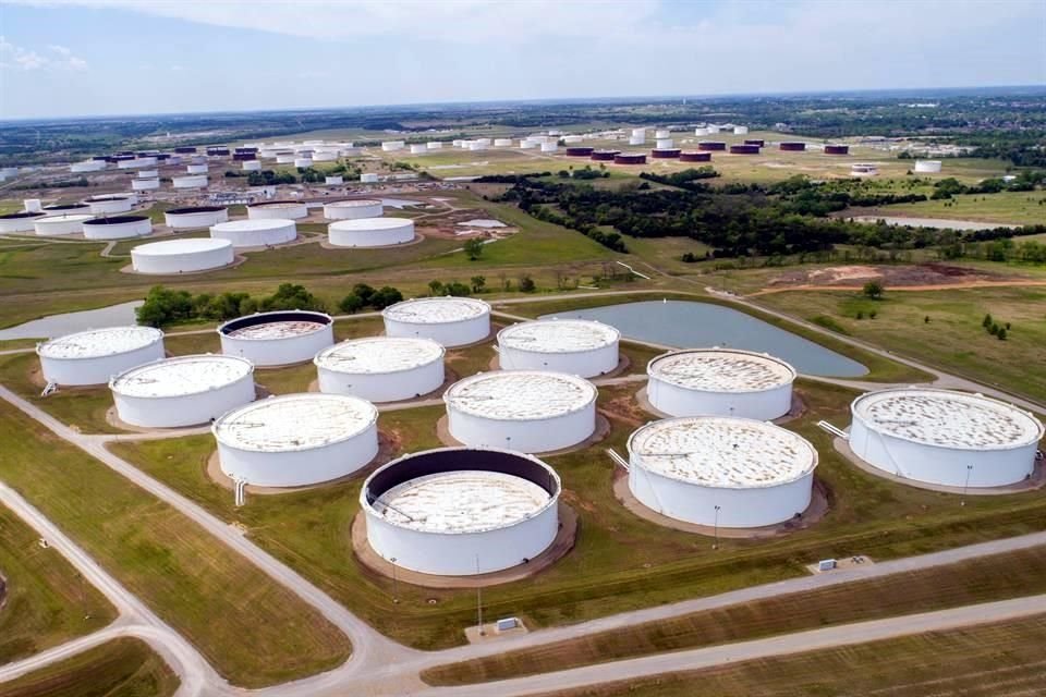 Tanques de almacenamiento de petróleo en Cushing, Oklahoma.