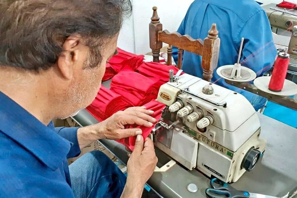 En la producción de los cubrebocas participan 19 costureras y costureros de cinco talleres, a partir de diseños de Janet Martínez y Amorales.