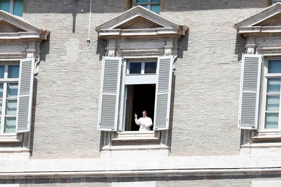 Tras oración Regina Coeli que realizó sin participación pública por coronavirus, el Papa Francisco saluda a personas en la Plaza de San Pedro.