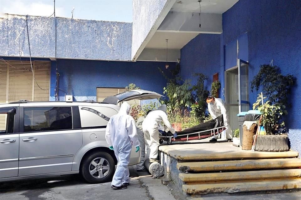 Cuerpos de personas fallecidas por Covid-19 llegaron ayer al crematorio del panten Xilotepec, en Ciudad de Mxico, durante la semana ms crtica de la pandemia.