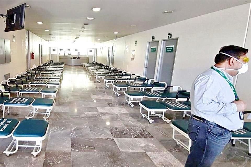 En un piso del Hospital General de Zona número 27 del IMSS, en Tlatelolco, fueron habilitadas sillas-cama para recibir a pacientes con Covid-19.