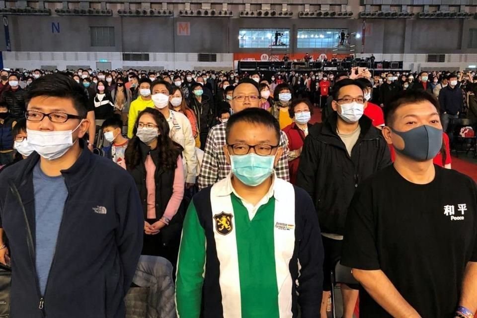 Trabajadores de una compaa en Taipei, capital de Taiwn, durante una conmemoracin en plena pandemia de Covid-19.