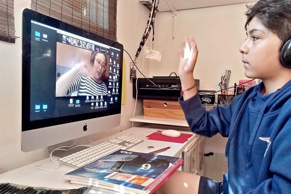 Especialistas llaman a reconocer a los docentes, quienes en condiciones adversas han sacado adelante su labor.