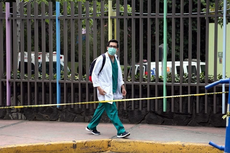 Familiares de trabajadores de salud que hayan fallecido al ser contagiados de Covid-19 recibirán un seguro de vida por 50 mil pesos. 