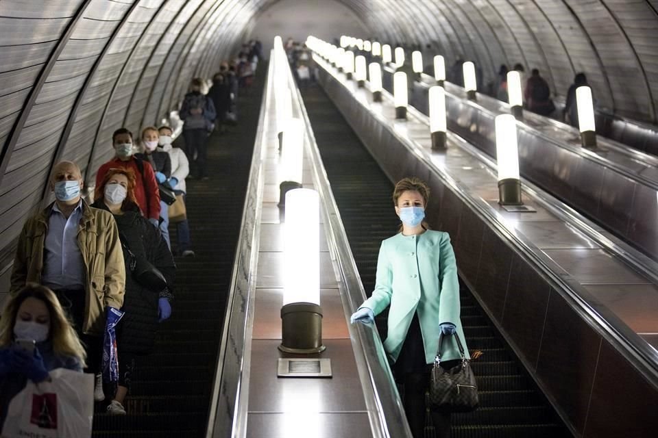 Personas mantienen distancia al entrar al metro de Moscú, en Rusia. El país es el segundo con más contagios de Covid-19 en el mundo.