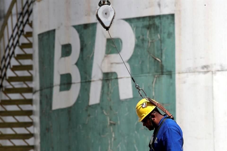 Morgan Stanley retiró su recomendación para Petrobras ante los riesgos de una  intervención que podría afectar su programa de venta de refinerías.