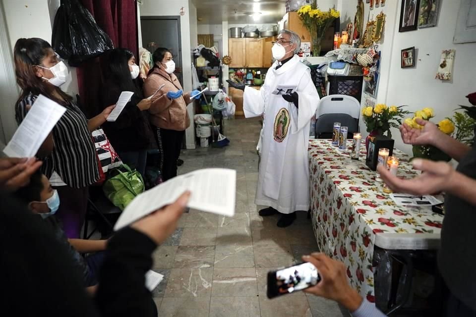 El reverendo Fabián Arias da los servicios funerarios para la familia de Graciela Ruiz Martinez, quien murió el sábado por Covid.