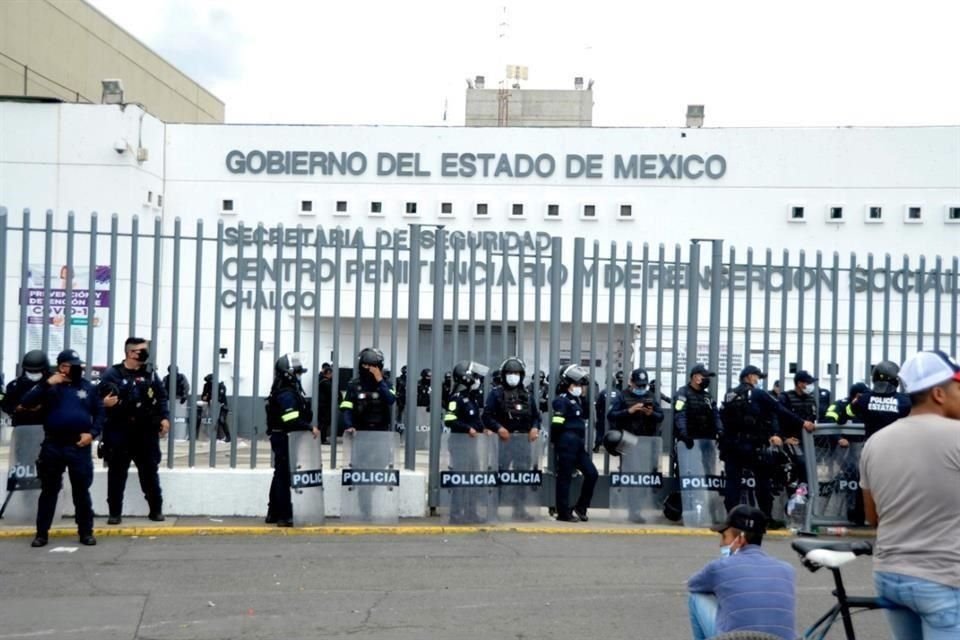 a fuera del penal, un grupo de personas forzaron la puerta perimetral, lograron entrar y con vallas golpearon el portón del centro penitenciario. Posteriormente, se dispersaron.