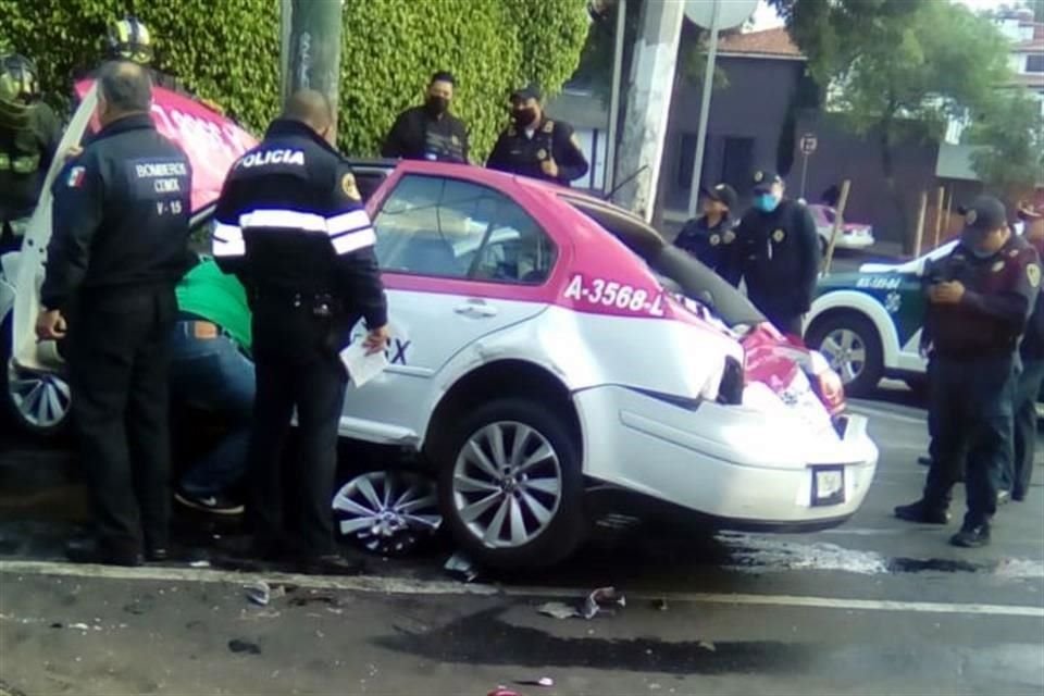 Pese a que el Volkswagen Jetta con cromática de la Ciudad de México terminó con daños severos, las bolsas de aire se activaron y aminoraron las lesiones que sufrió el taxista.