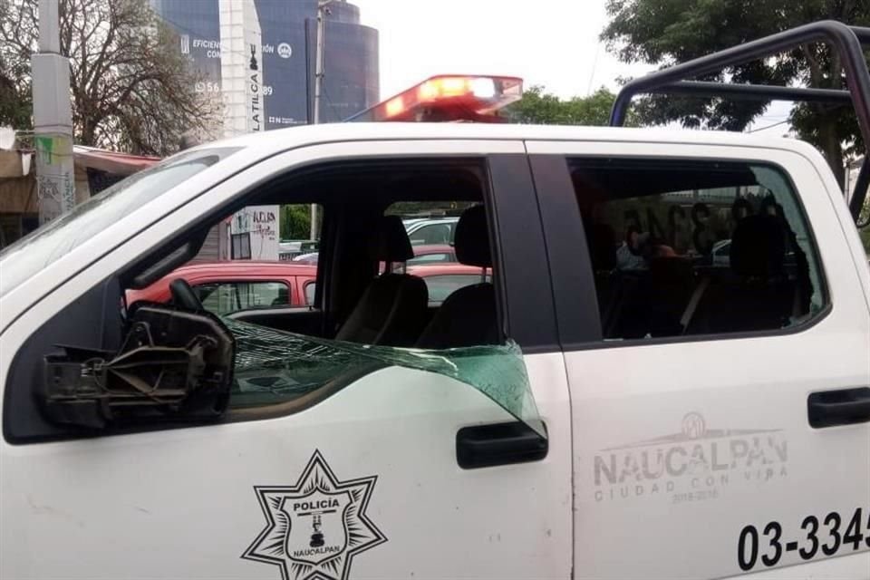 Cuando la Policía de Naucalpan acudió a disolver el 'Covid fest', dos hombres destruyeron los cristales de sus patrullas. Posteriormente, fueron detenidos.