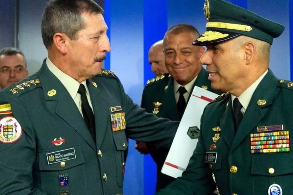 Nicacio Martínez (izquierda) era comandante del Ejército colombiano durante el periodo en el que se cometieron los presuntos actos de espionaje.