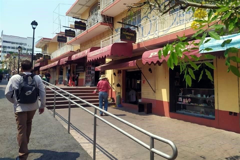 Locatarios aseguraron que ayer miércoles tuvieron una reunión con el Secretario de Salud municipal, Abraham Jiménez Montiel, quien les entregó un oficio autorizando abrir los negocios.