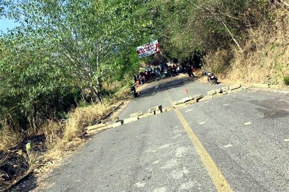 Policías comunitarios instalaron retenes en diversos puntos de la carretera federal Tierra Colorada-Tecoanapa.