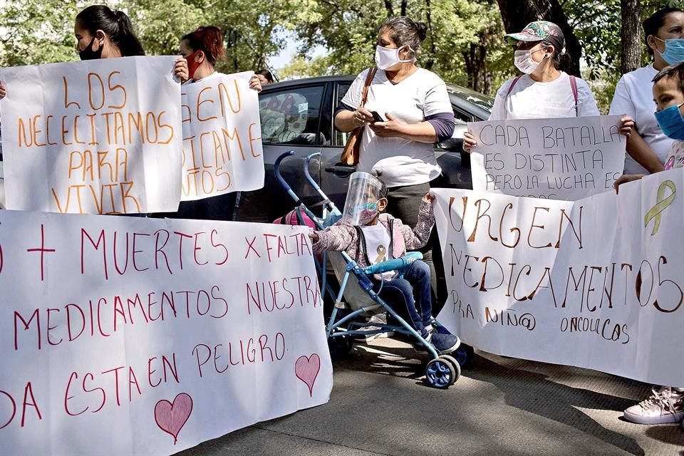 Madres de menores con cáncer protestaron ayer por las principales calles de Morelia exigiendo apoyo del Gobierno federal por la falta de medicamentos.