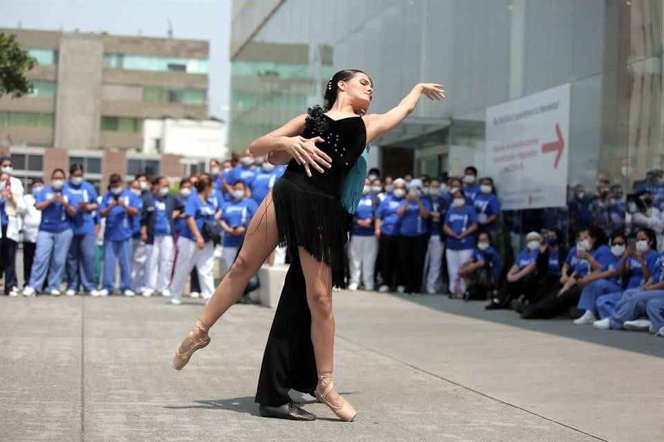 Daniela Fabelo, bailarina principal y Luciano Perotto, bailarín solista se presentan ante personal del hospital.