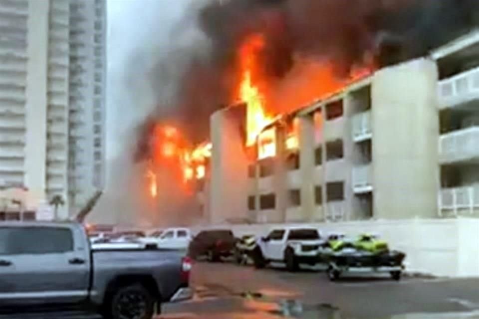 Los bomberos trabajaban para intentar sofocar el fuego en el edificio.