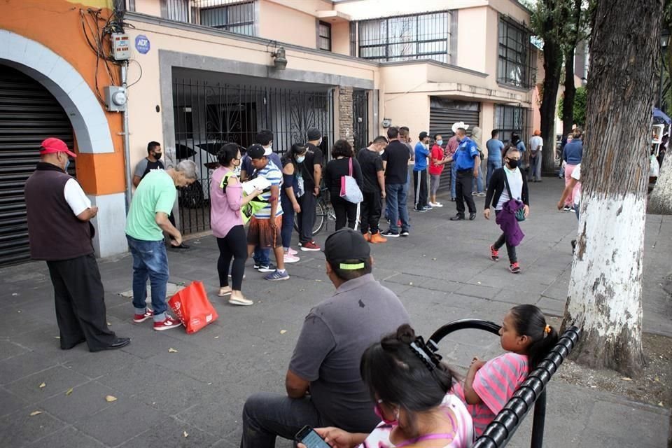 Esta quincena, decenas de personas hicieron fila en bancos sin respetar sana distancia.