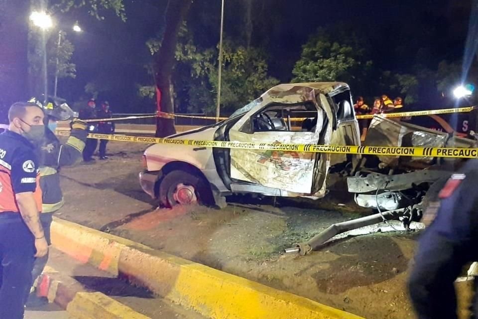 Las autoridades presumen que el hombre era empleado de la Alcaldía Álvaro Obregón, pues el vehículo tenía rótulos oficiales.