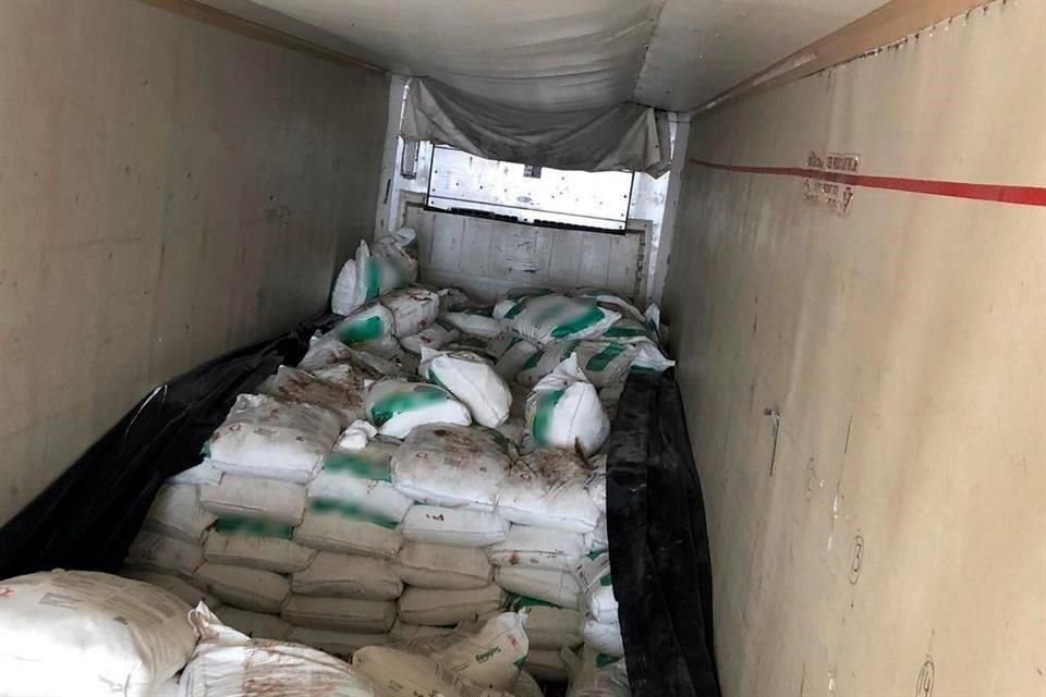 El funcionario federal indicó que todos los días movilizan alrededor de 80 camiones que transportan entre 35 y 40 toneladas de fertilizante cada uno.
