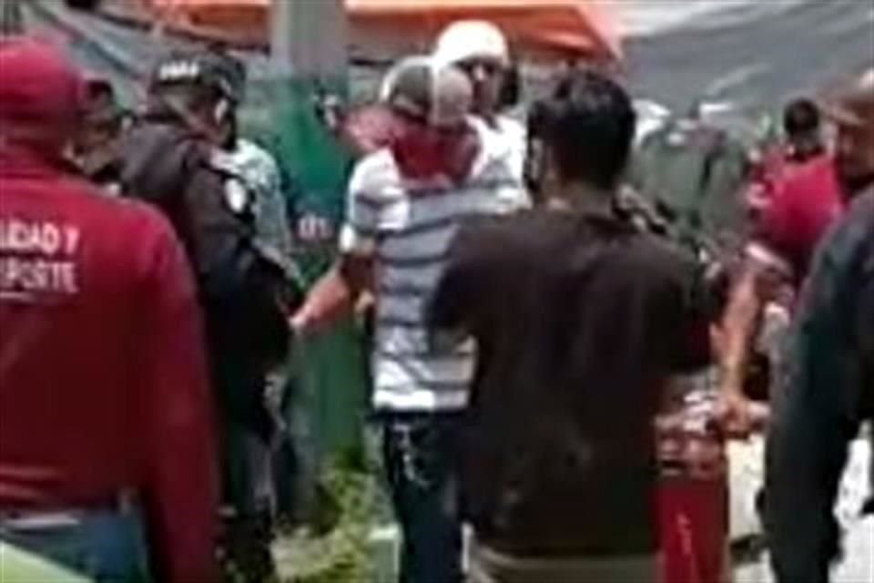 Ecatepec suspendió palenque clandestino en Colonia Luis Donaldo Colosio, donde 200 personas miraban peleas de gallos pese a contingencia.