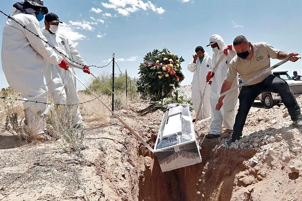 Ante el incremento de fallecidos por coronavirus en Ciudad Juárez, en el panteón de San Rafael trabajadores han estado cavando tumbas para enterrar a personas que han muerto por la enfermedad.