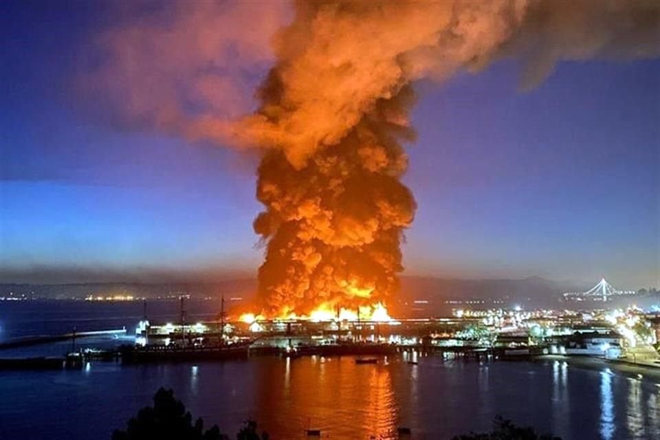 Un incendio arrasó un muelle en San Francisco y amenazaba con dañar barco de SGM; bomberos controlaron fuego y no reportaron víctimas.