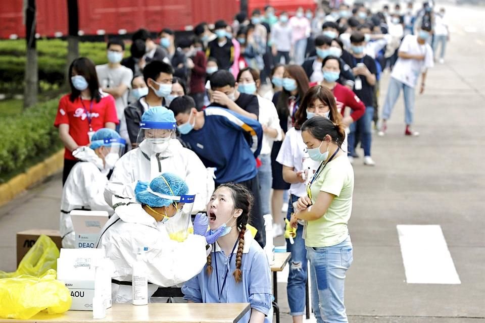 Tras estrictas medidas de confinamiento social y de higiene, el Gobierno chino control el brote del nuevo coronavirus en unas cuantas semanas en Wuhan.