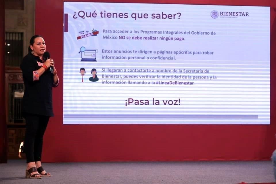 María Luisa Albores, Secretaria de Bienestar, en conferencia vespertina en Palacio Nacional.