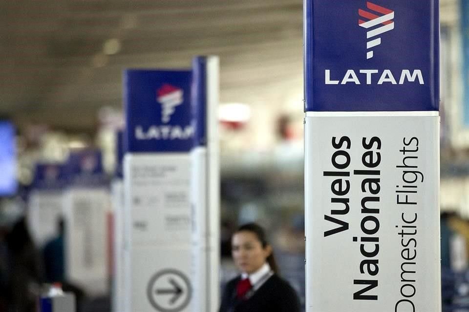 La aerolínea Latam Airlines pidió protección por bancarrota en EU, mientras lidia con brusca caída en vuelos por pandemia de Covid-19.
