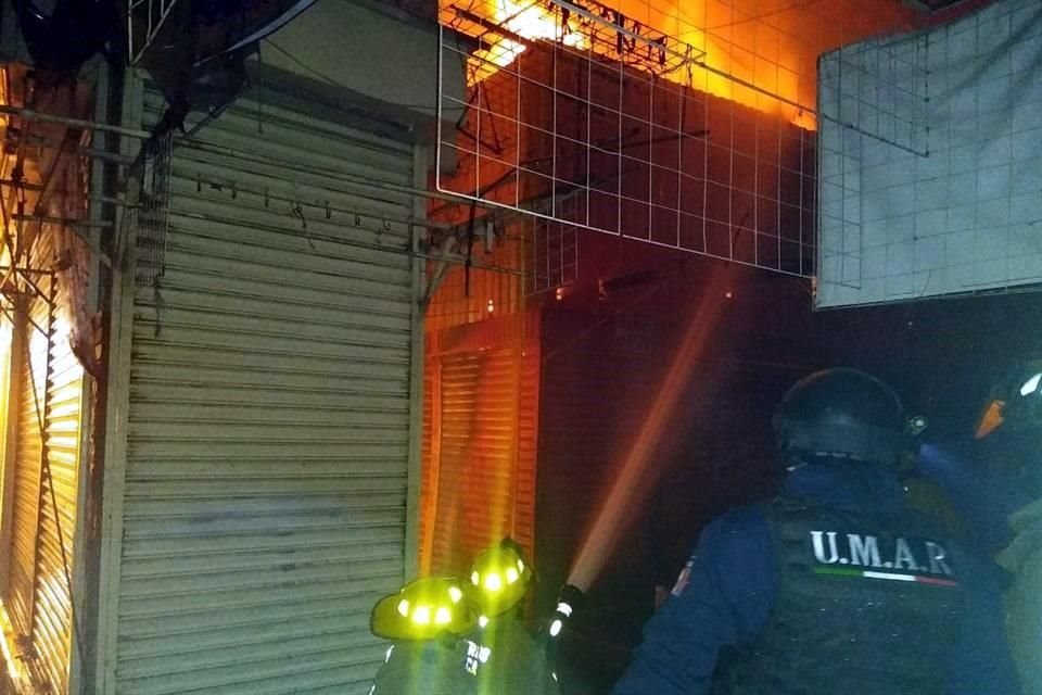 El fuego comenzó antes de las 21:00 horas, según reportes.
